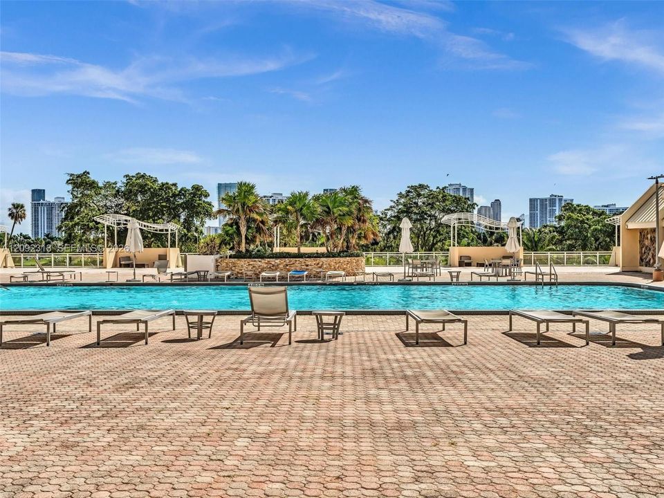 For Sale: $310,000 (2 beds, 2 baths, 1138 Square Feet)