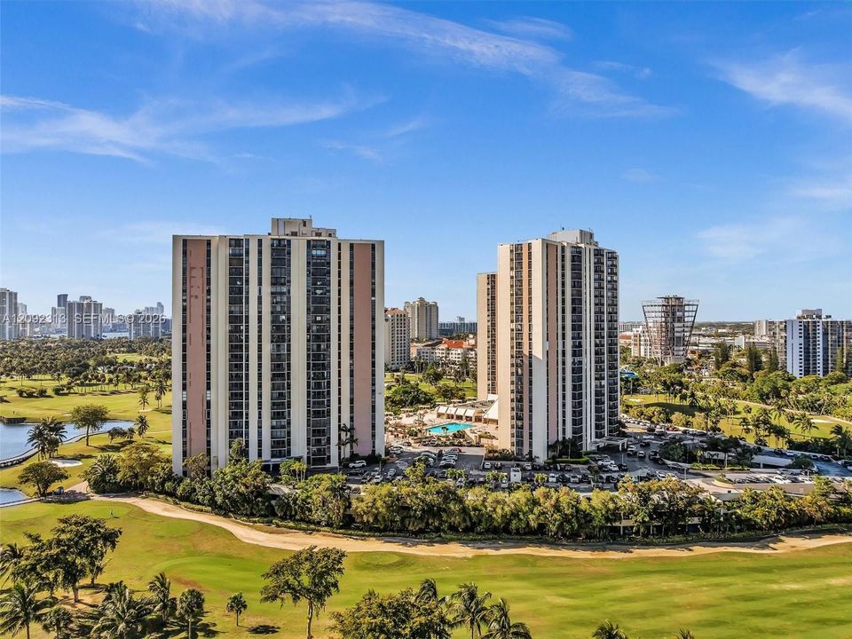 For Sale: $310,000 (2 beds, 2 baths, 1138 Square Feet)