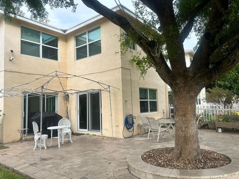 For Sale: $550,000 (4 beds, 2 baths, 1810 Square Feet)