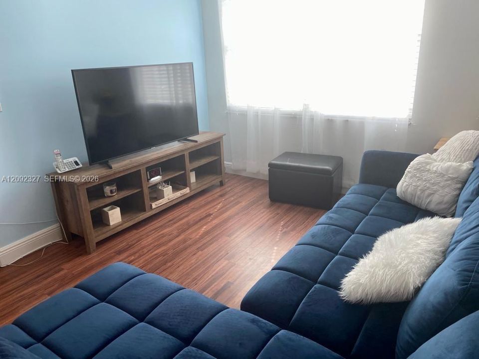 For Sale: $550,000 (4 beds, 2 baths, 1810 Square Feet)