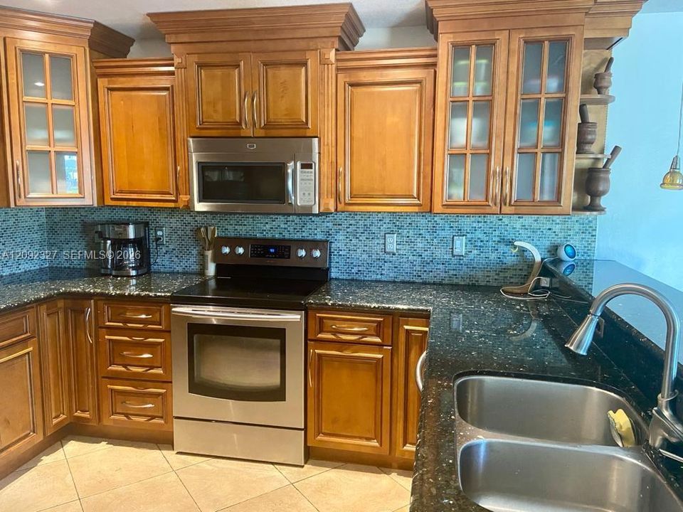 For Sale: $550,000 (4 beds, 2 baths, 1810 Square Feet)