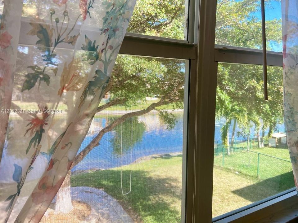 For Sale: $550,000 (4 beds, 2 baths, 1810 Square Feet)