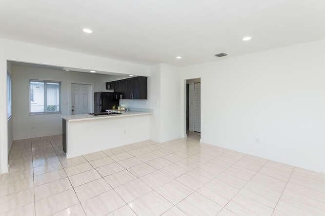 Front Unit Living 320 SW 10th Ter