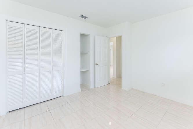 Front Unit 320 SW 10th Ter