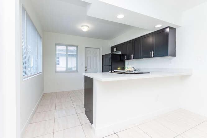 Front Unit Kitchen 320 SW 10th Ter