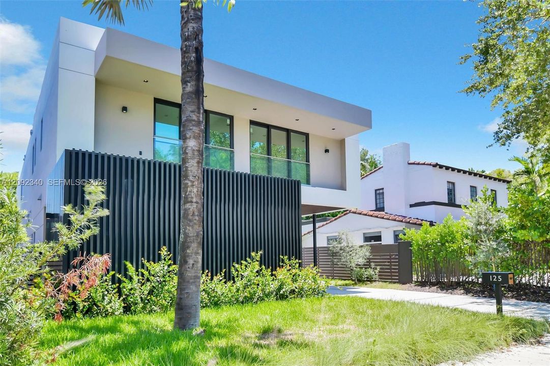 出租: $35,000 (5 贝兹, 6 浴室, 4509 平方英尺)