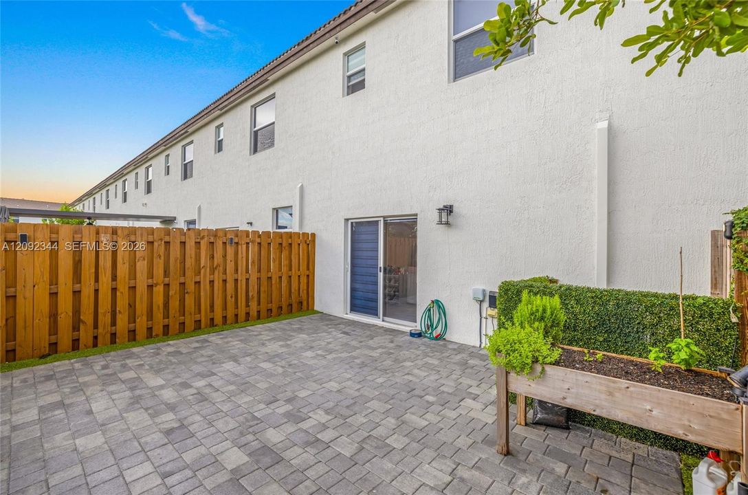 For Rent: $3,200 (3 beds, 2 baths, 1612 Square Feet)