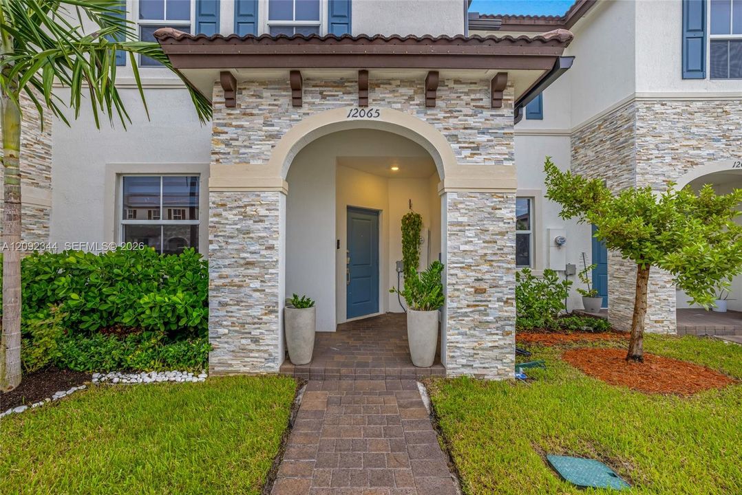 For Rent: $3,200 (3 beds, 2 baths, 1612 Square Feet)