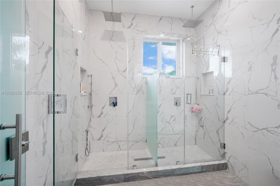 En Venta: $1,250,000 (5 camas, 3 baños, 3862 Pies cuadrados)