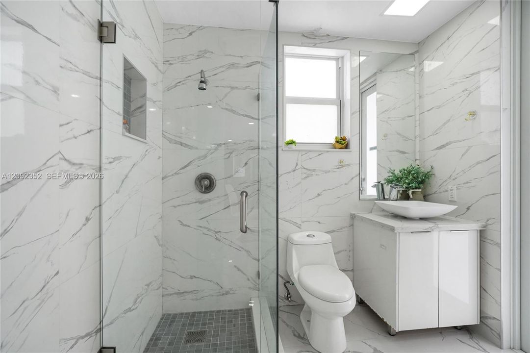En Venta: $1,250,000 (5 camas, 3 baños, 3862 Pies cuadrados)