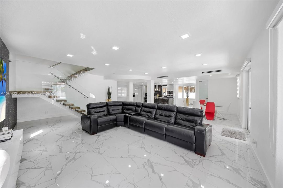 En Venta: $1,250,000 (5 camas, 3 baños, 3862 Pies cuadrados)