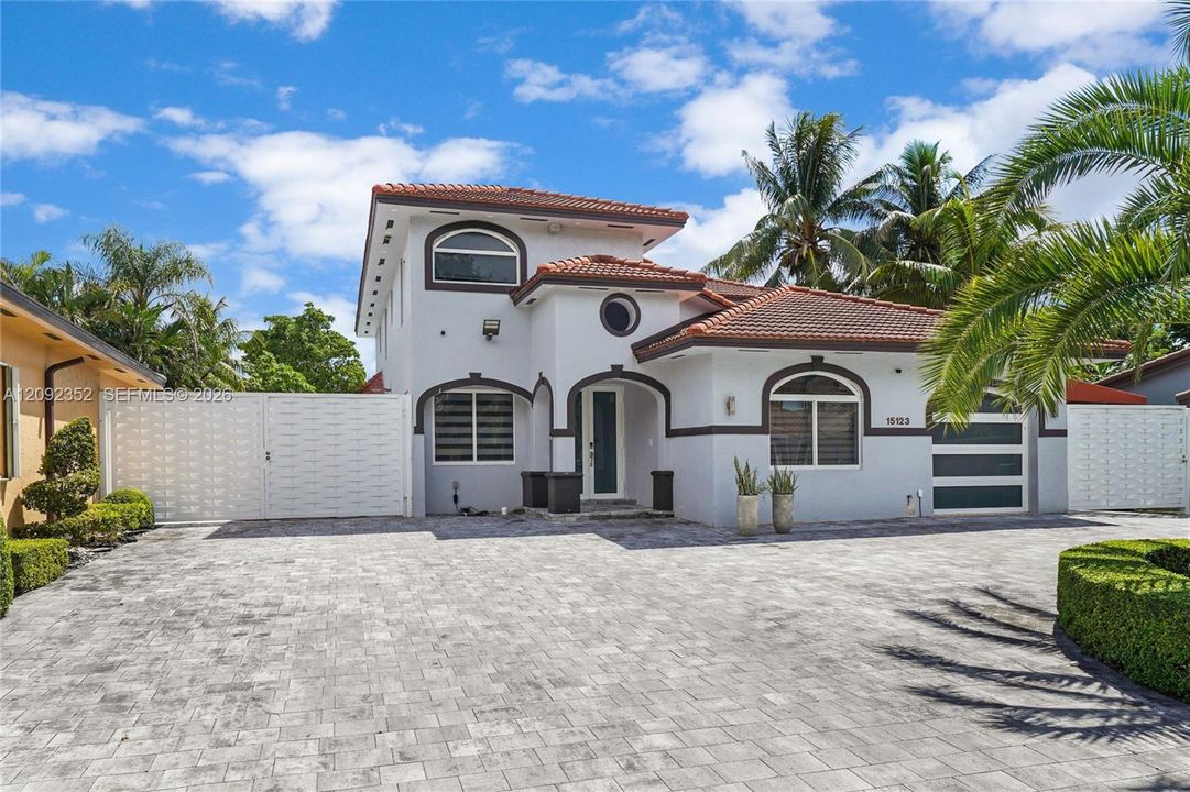 En Venta: $1,250,000 (5 camas, 3 baños, 3862 Pies cuadrados)