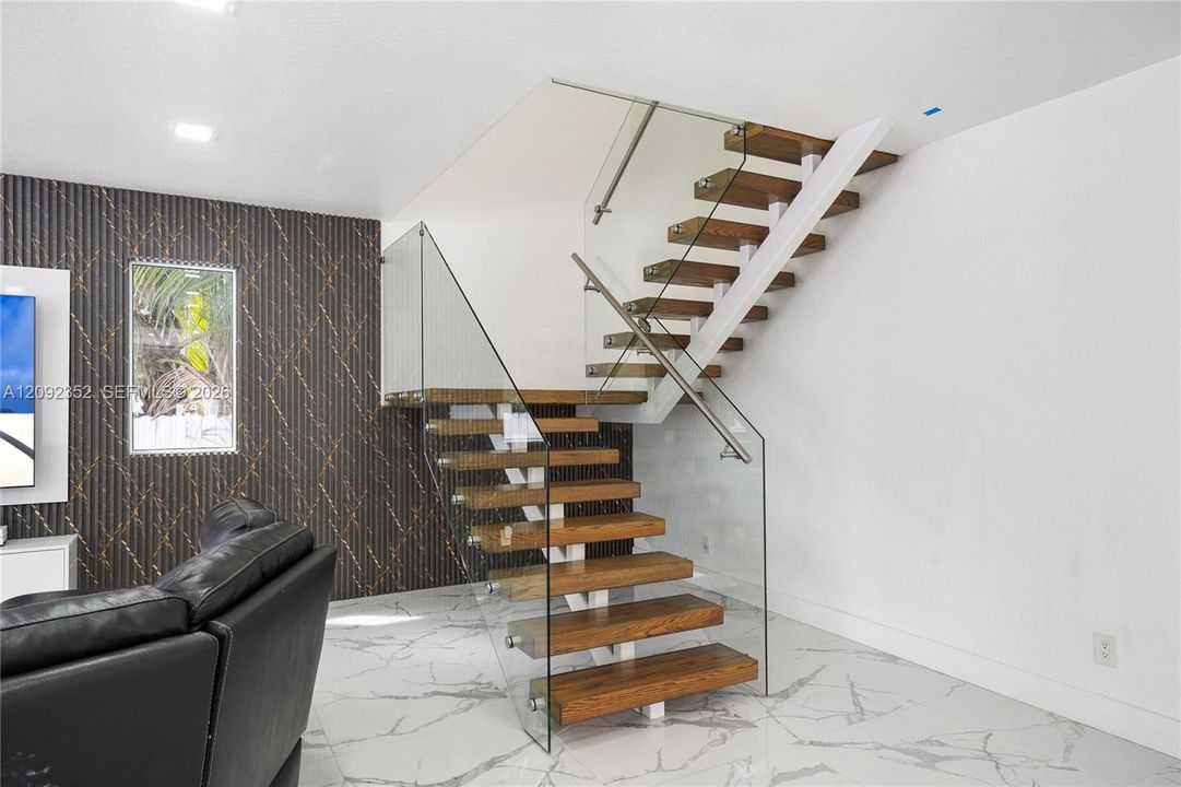 En Venta: $1,250,000 (5 camas, 3 baños, 3862 Pies cuadrados)