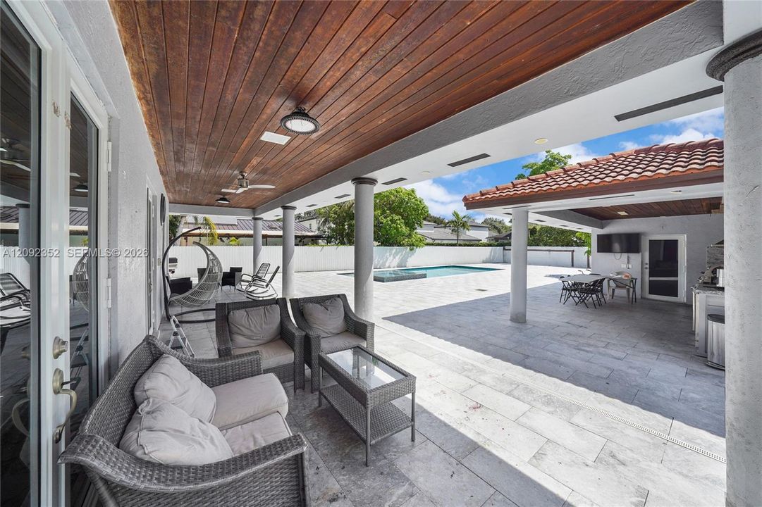 En Venta: $1,250,000 (5 camas, 3 baños, 3862 Pies cuadrados)