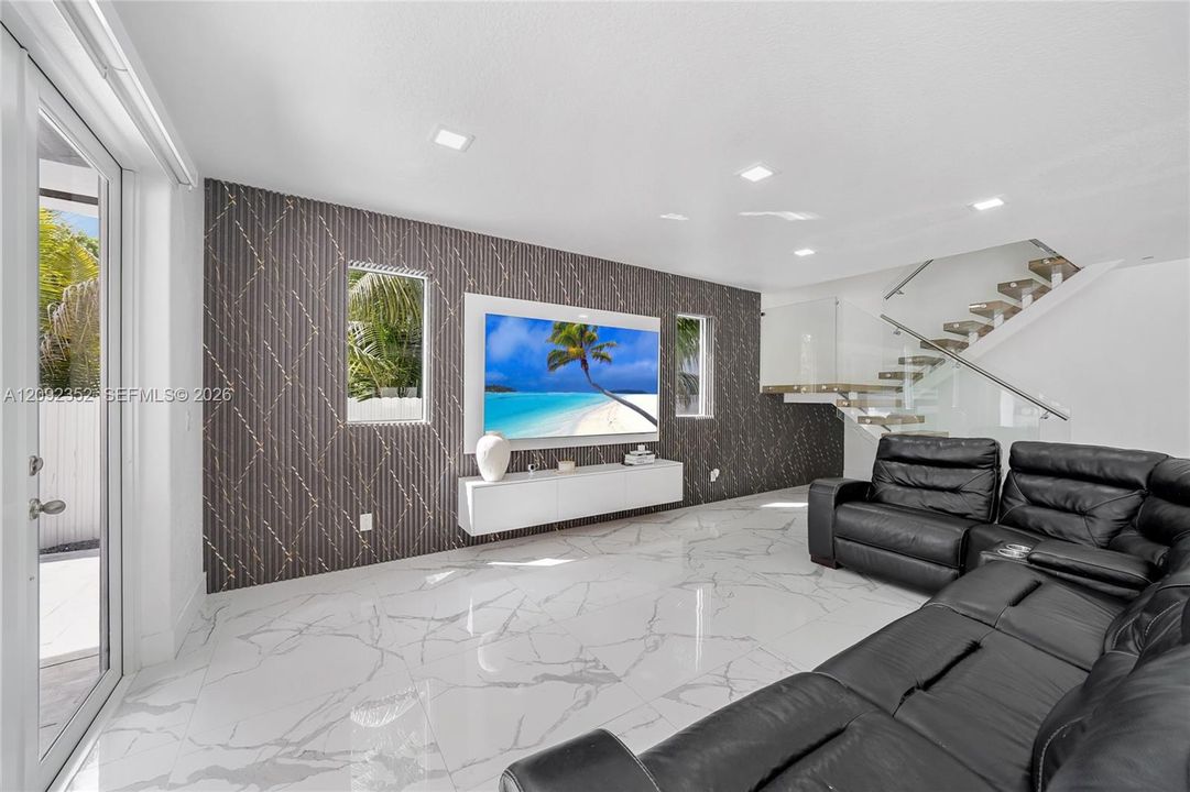 En Venta: $1,250,000 (5 camas, 3 baños, 3862 Pies cuadrados)