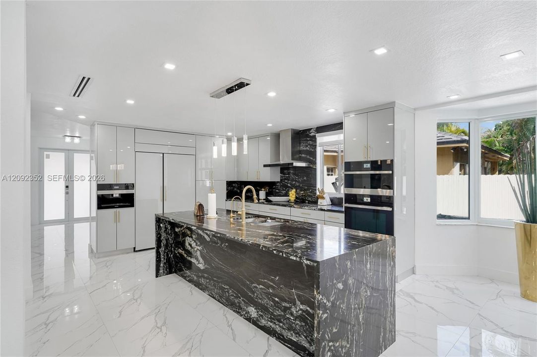 En Venta: $1,250,000 (5 camas, 3 baños, 3862 Pies cuadrados)