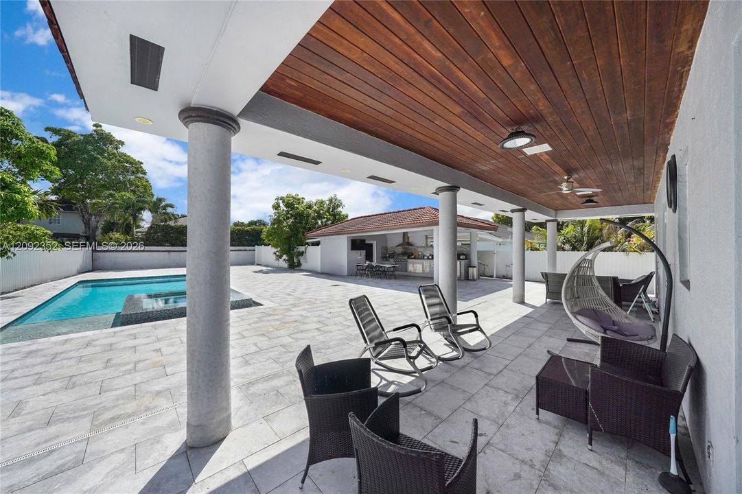 En Venta: $1,250,000 (5 camas, 3 baños, 3862 Pies cuadrados)