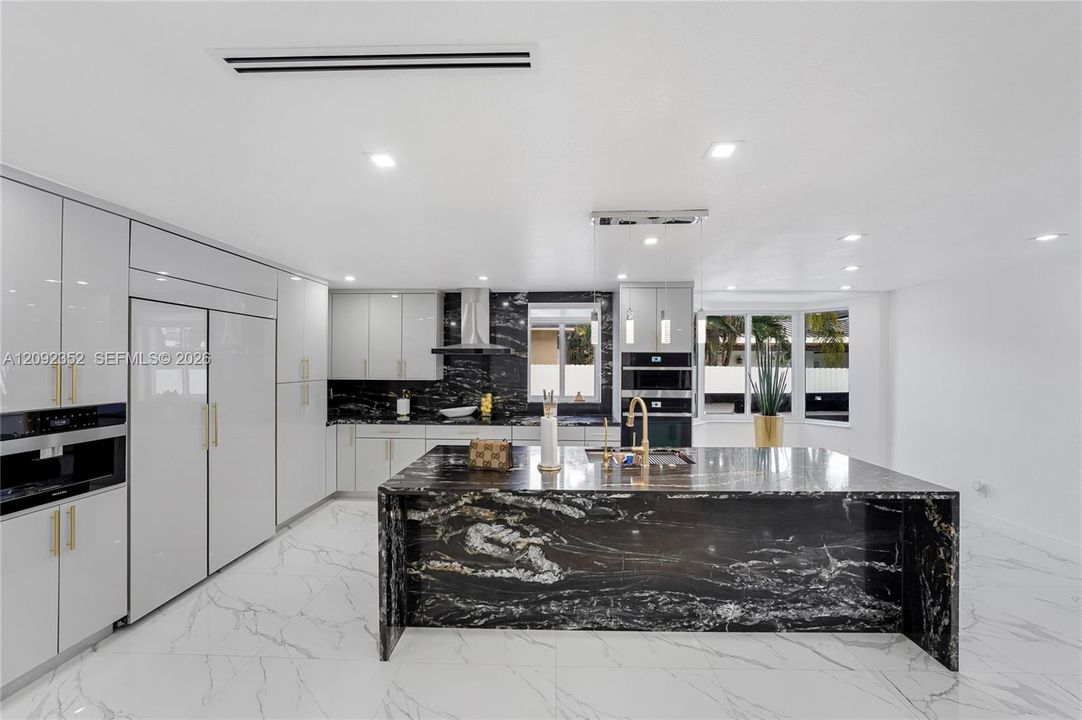 En Venta: $1,250,000 (5 camas, 3 baños, 3862 Pies cuadrados)