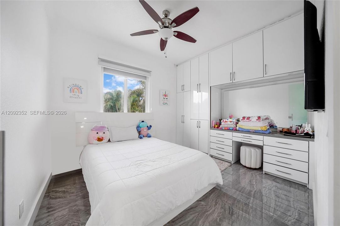 En Venta: $1,250,000 (5 camas, 3 baños, 3862 Pies cuadrados)
