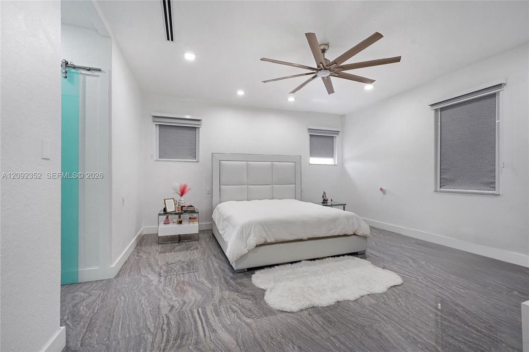 En Venta: $1,250,000 (5 camas, 3 baños, 3862 Pies cuadrados)