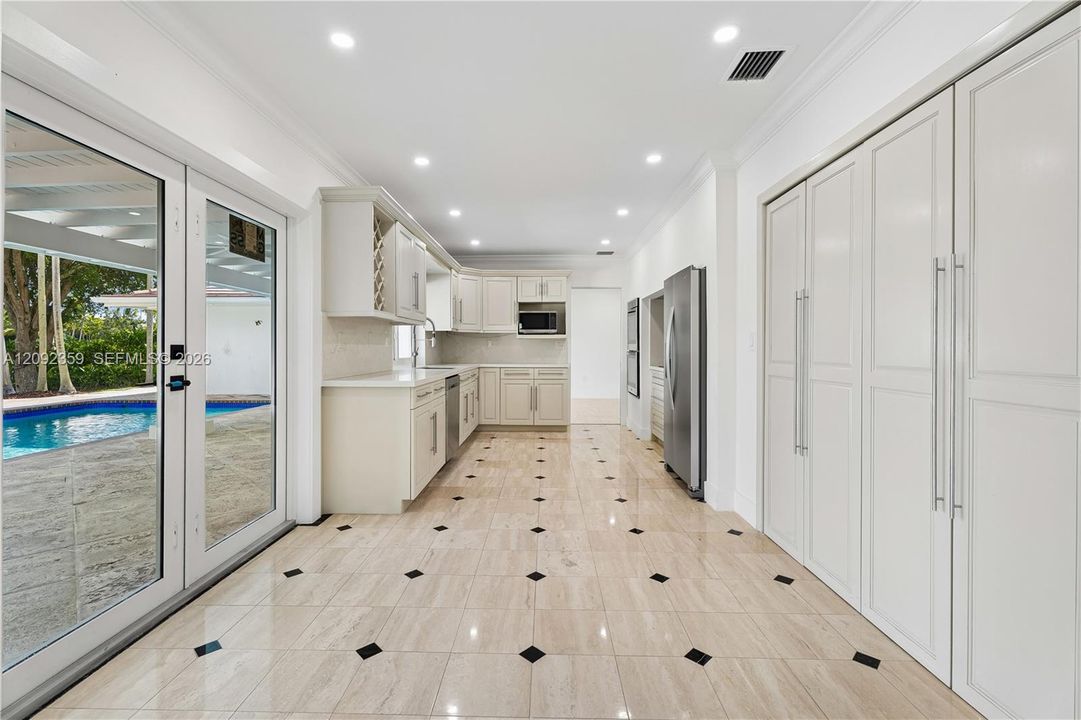 For Rent: $14,000 (5 beds, 3 baths, 3980 Square Feet)