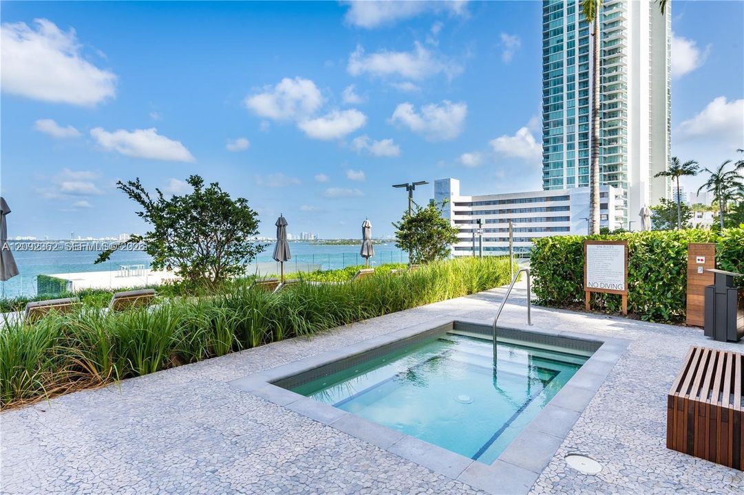 For Sale: $890,000 (2 beds, 3 baths, 1151 Square Feet)