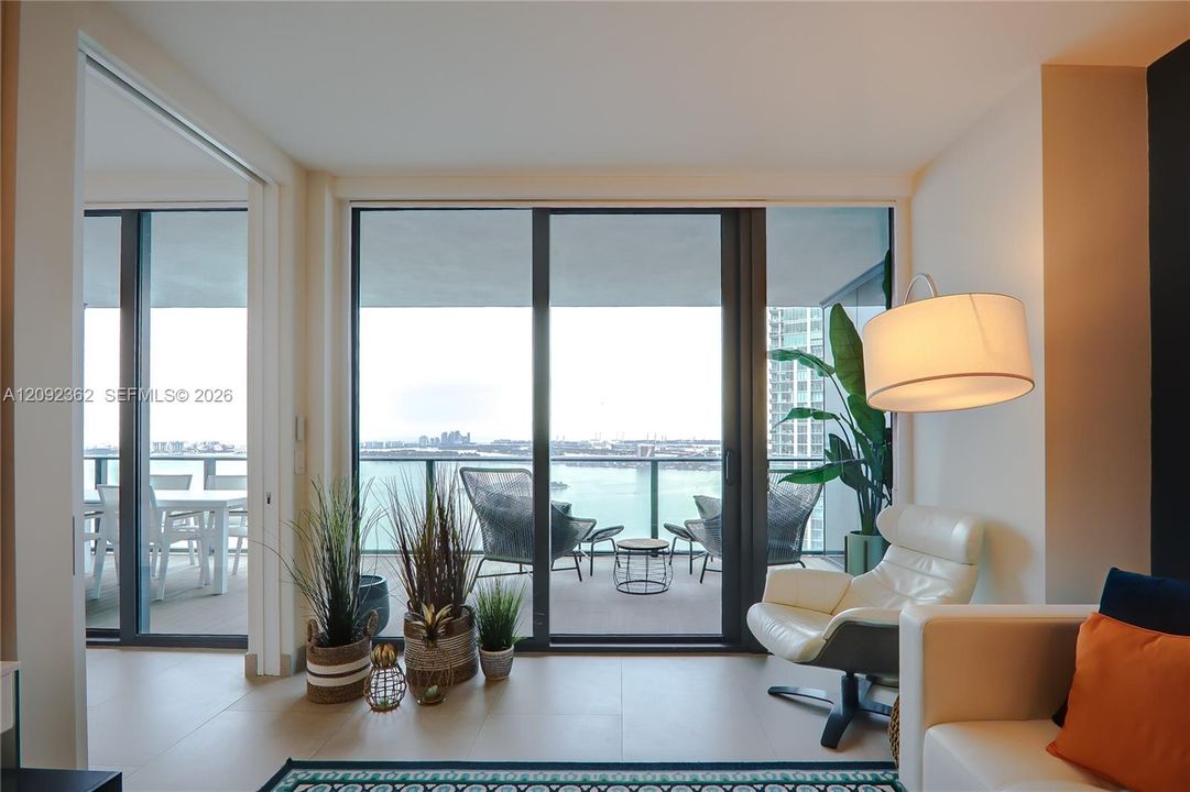 For Sale: $890,000 (2 beds, 3 baths, 1151 Square Feet)