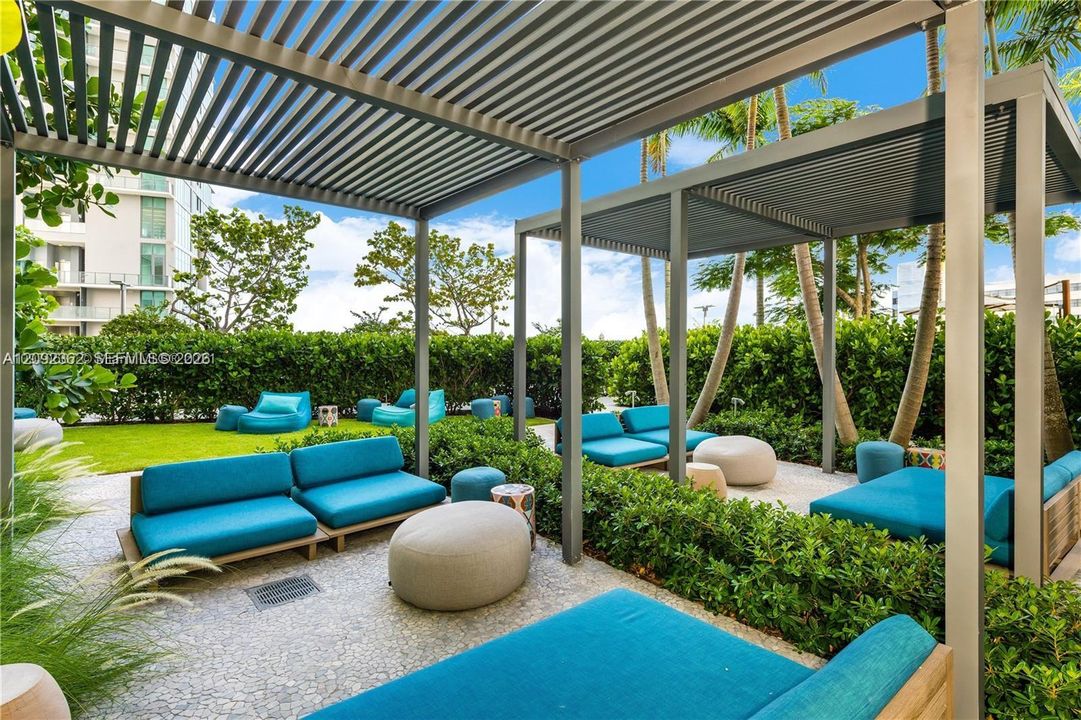 For Sale: $890,000 (2 beds, 3 baths, 1151 Square Feet)