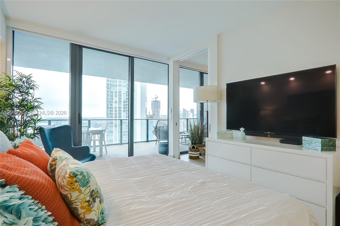 For Sale: $890,000 (2 beds, 3 baths, 1151 Square Feet)