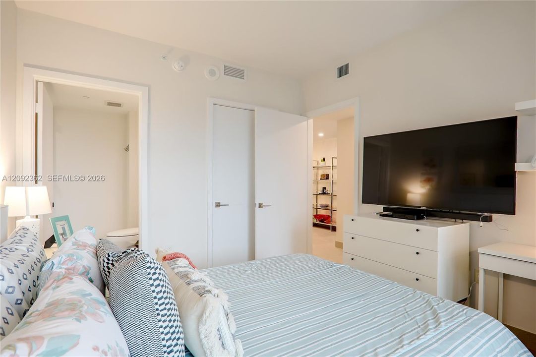 For Sale: $890,000 (2 beds, 3 baths, 1151 Square Feet)