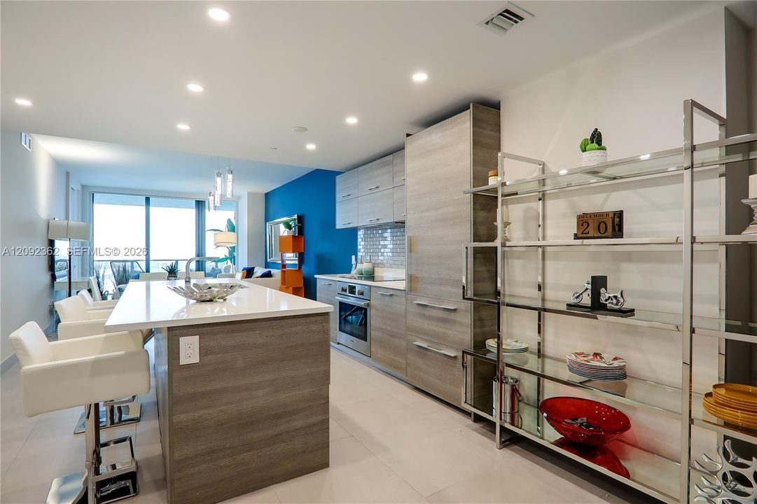 For Sale: $890,000 (2 beds, 3 baths, 1151 Square Feet)