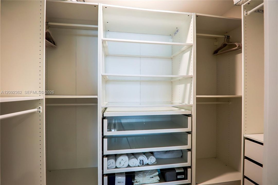 For Sale: $890,000 (2 beds, 3 baths, 1151 Square Feet)
