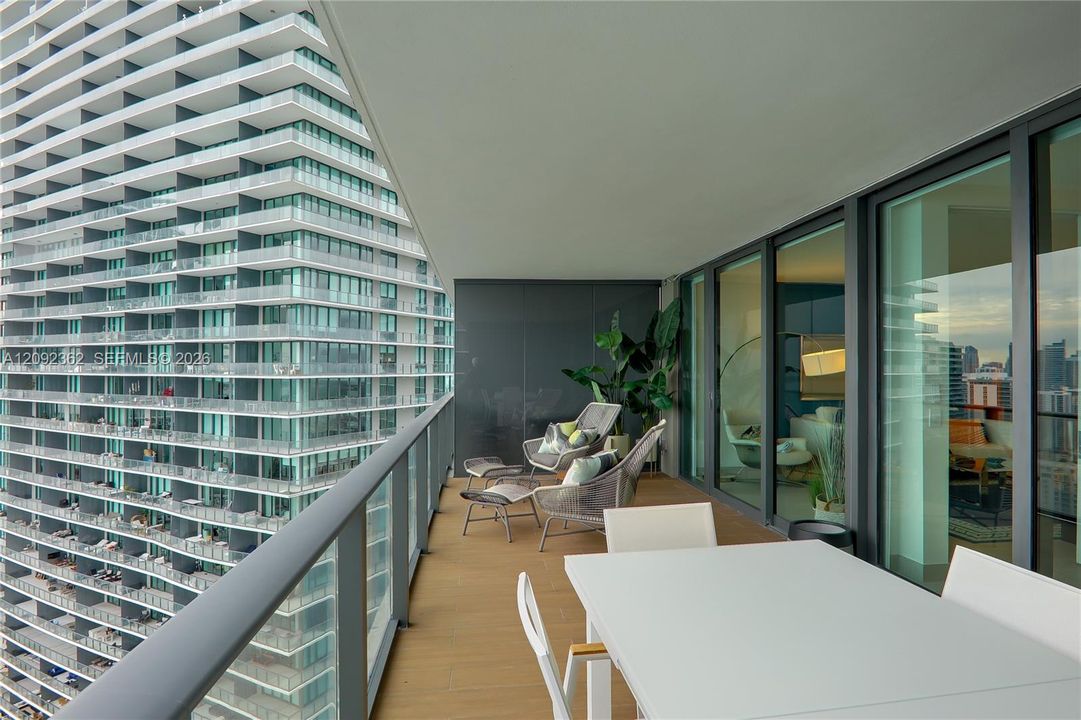 For Sale: $890,000 (2 beds, 3 baths, 1151 Square Feet)