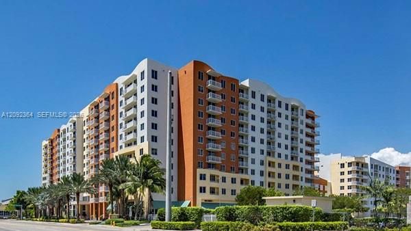 For Rent: $3,300 (2 beds, 2 baths, 1073 Square Feet)