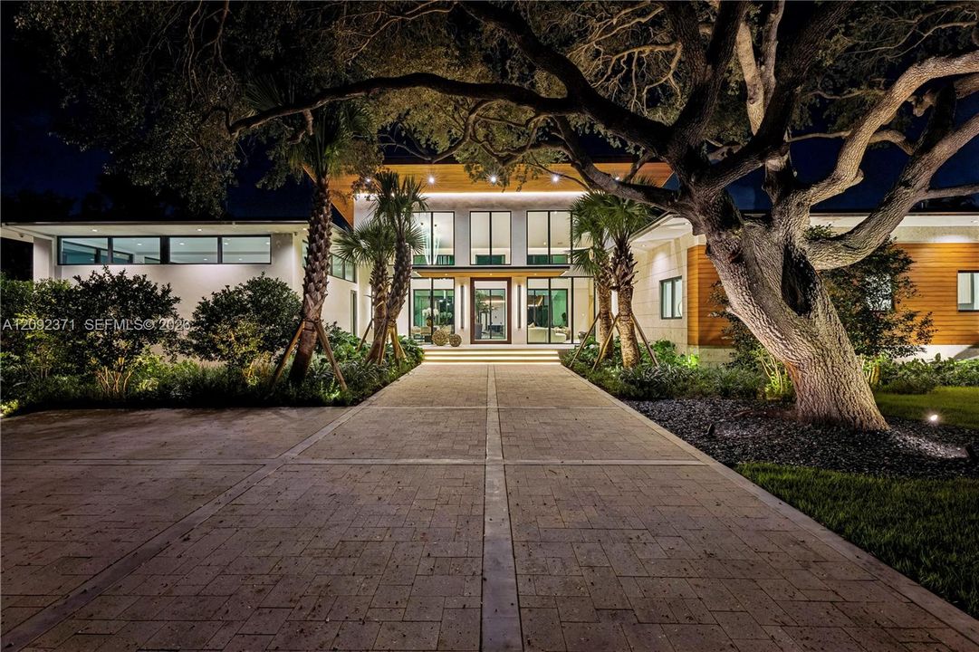 For Sale: $8,995,000 (5 beds, 6 baths, 5887 Square Feet)