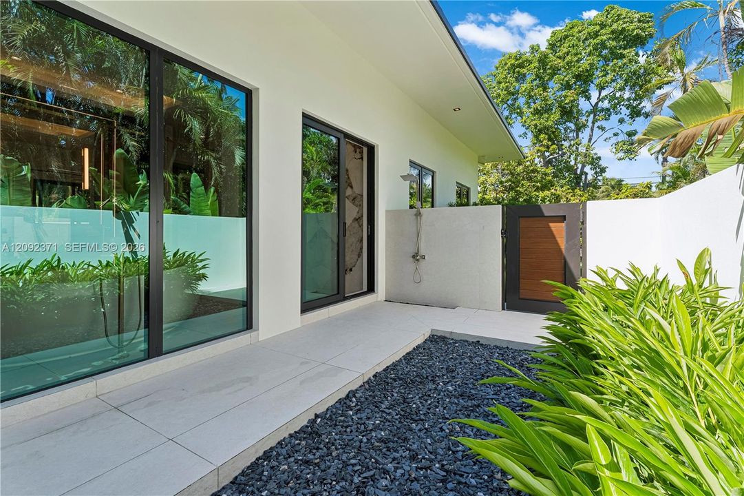 For Sale: $8,995,000 (5 beds, 6 baths, 5887 Square Feet)