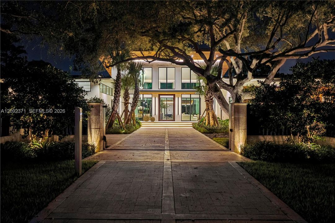 For Sale: $8,995,000 (5 beds, 6 baths, 5887 Square Feet)