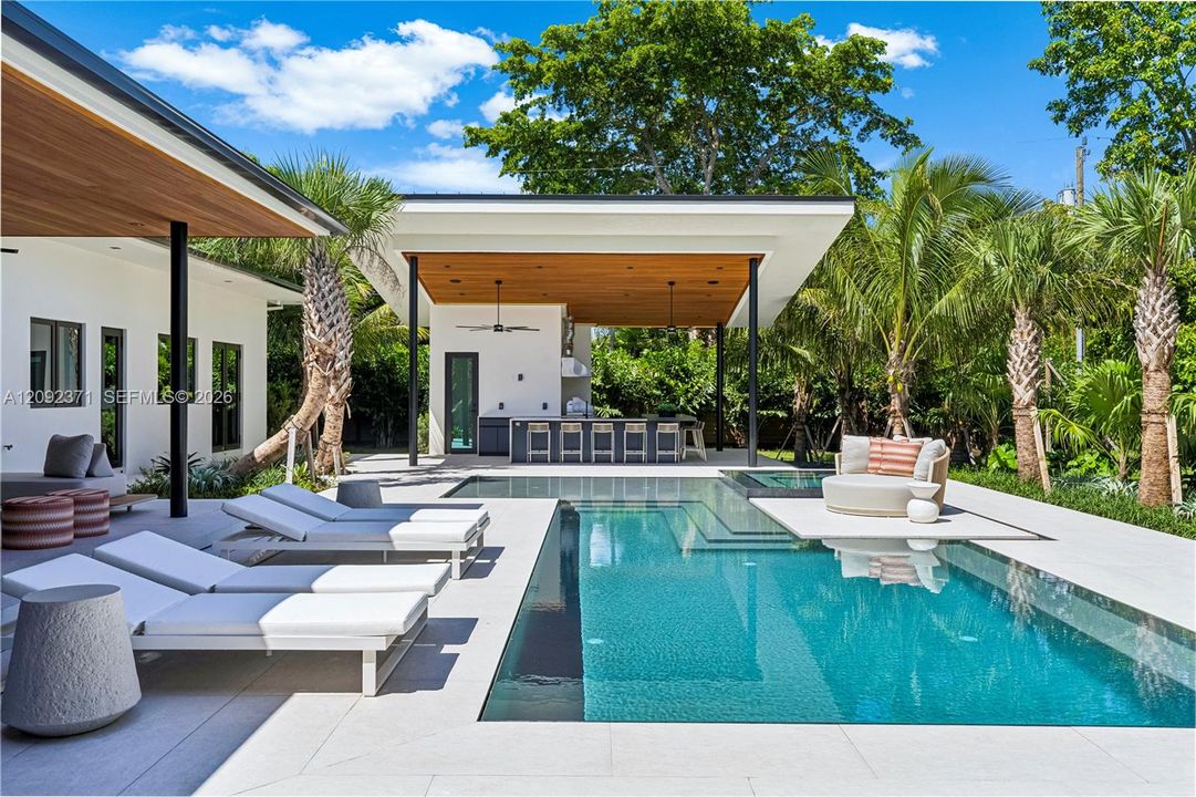 For Sale: $8,995,000 (5 beds, 6 baths, 5887 Square Feet)
