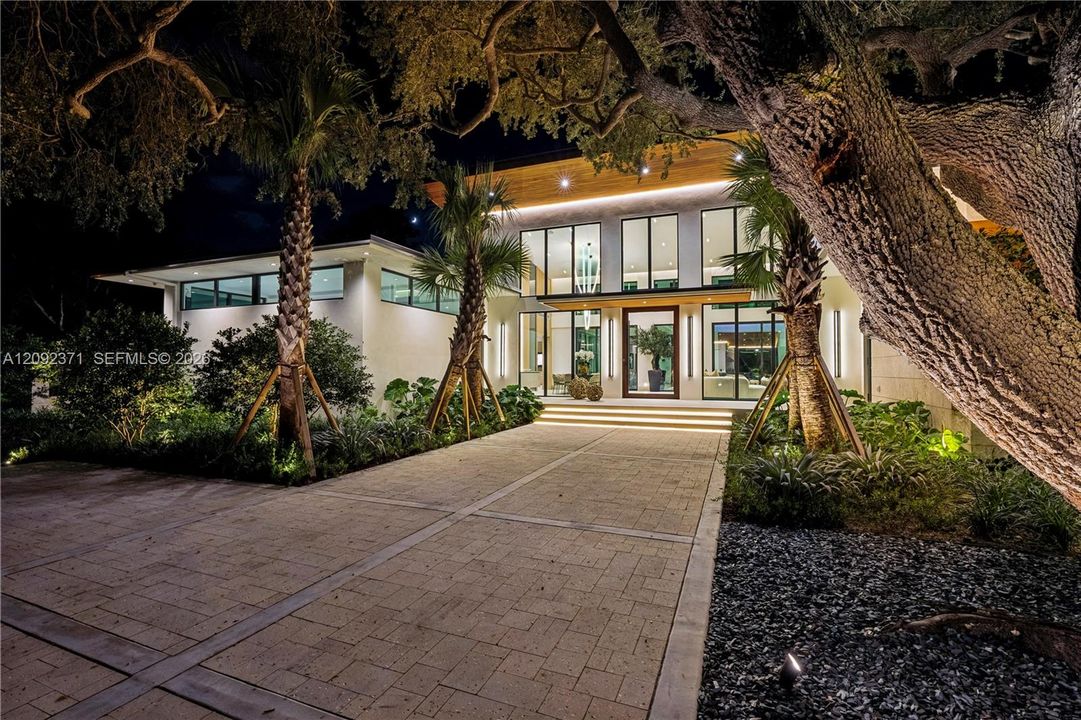 For Sale: $8,995,000 (5 beds, 6 baths, 5887 Square Feet)