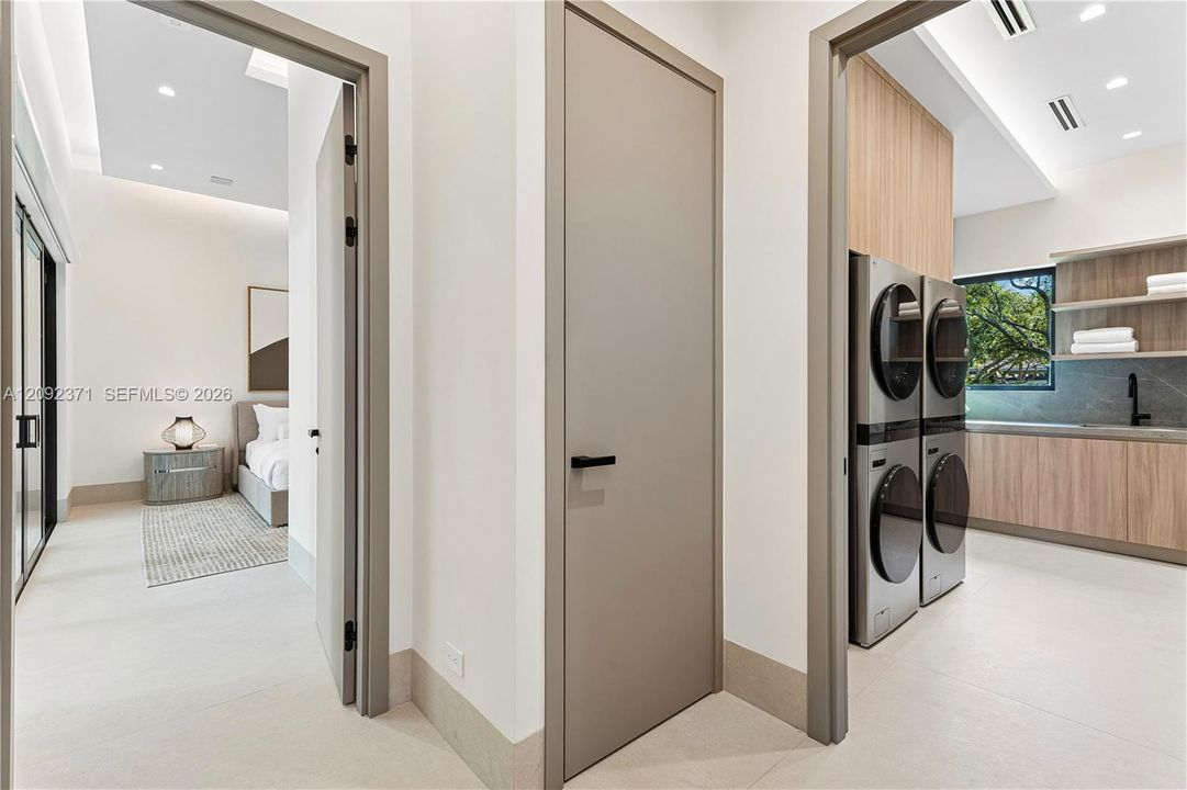 For Sale: $8,995,000 (5 beds, 6 baths, 5887 Square Feet)