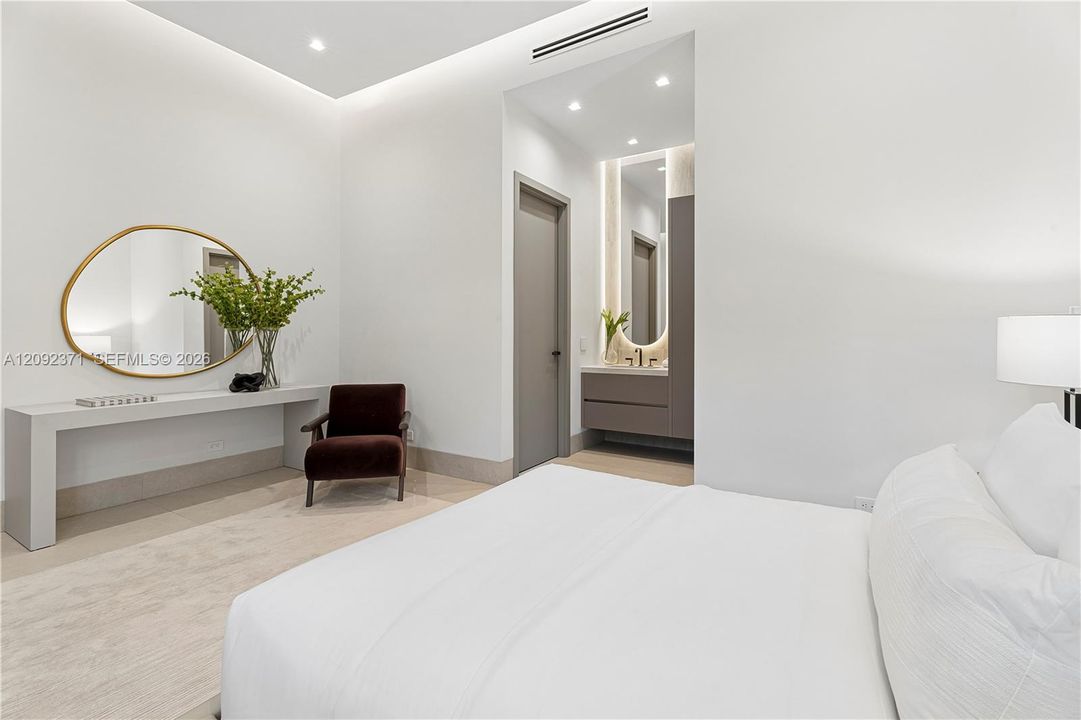 For Sale: $8,995,000 (5 beds, 6 baths, 5887 Square Feet)