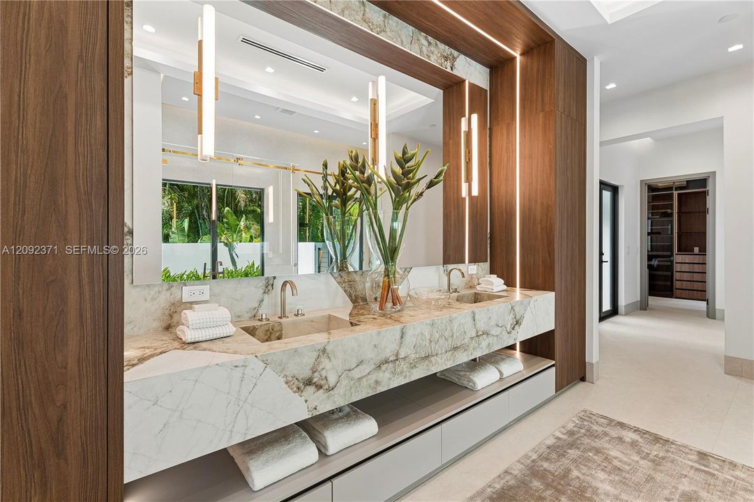 For Sale: $8,995,000 (5 beds, 6 baths, 5887 Square Feet)