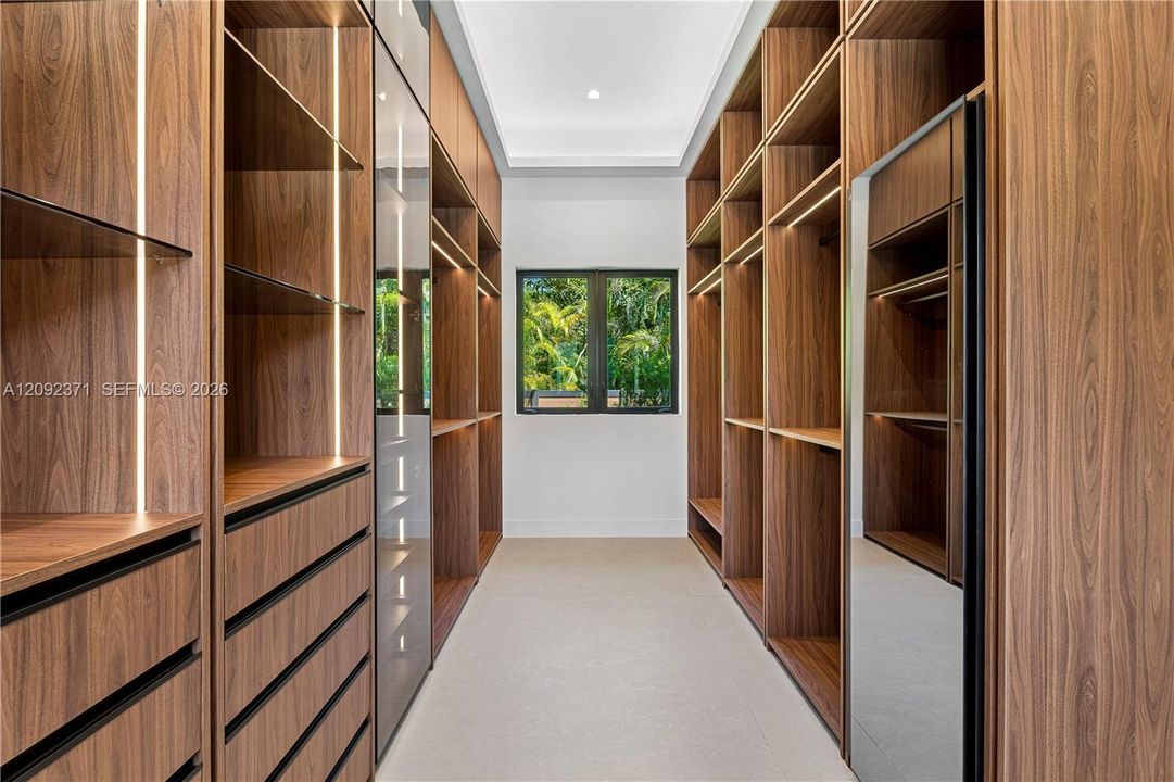 For Sale: $8,995,000 (5 beds, 6 baths, 5887 Square Feet)