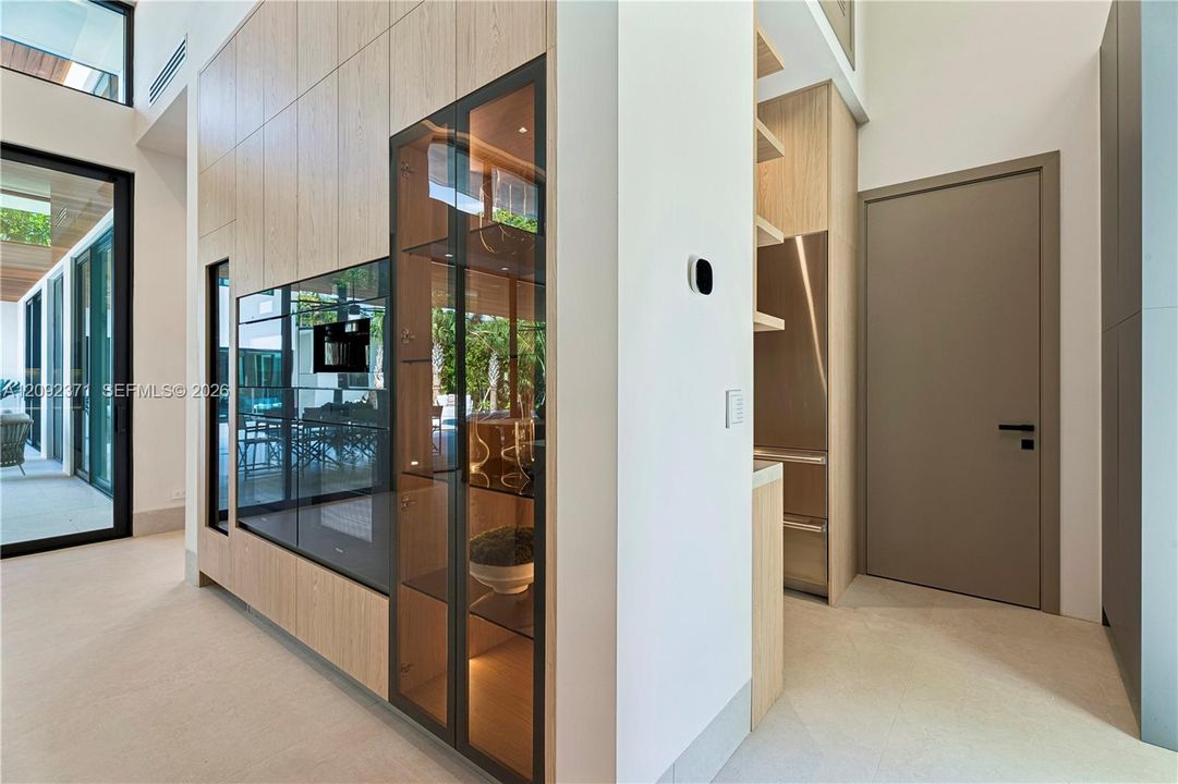 For Sale: $8,995,000 (5 beds, 6 baths, 5887 Square Feet)