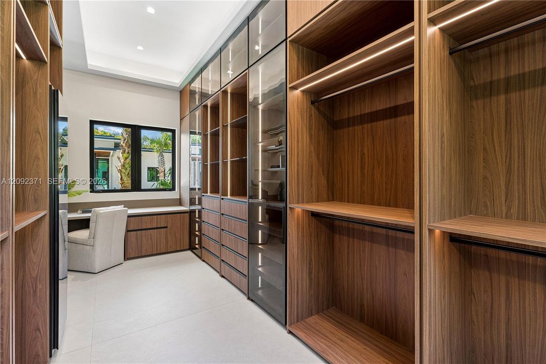 For Sale: $8,995,000 (5 beds, 6 baths, 5887 Square Feet)