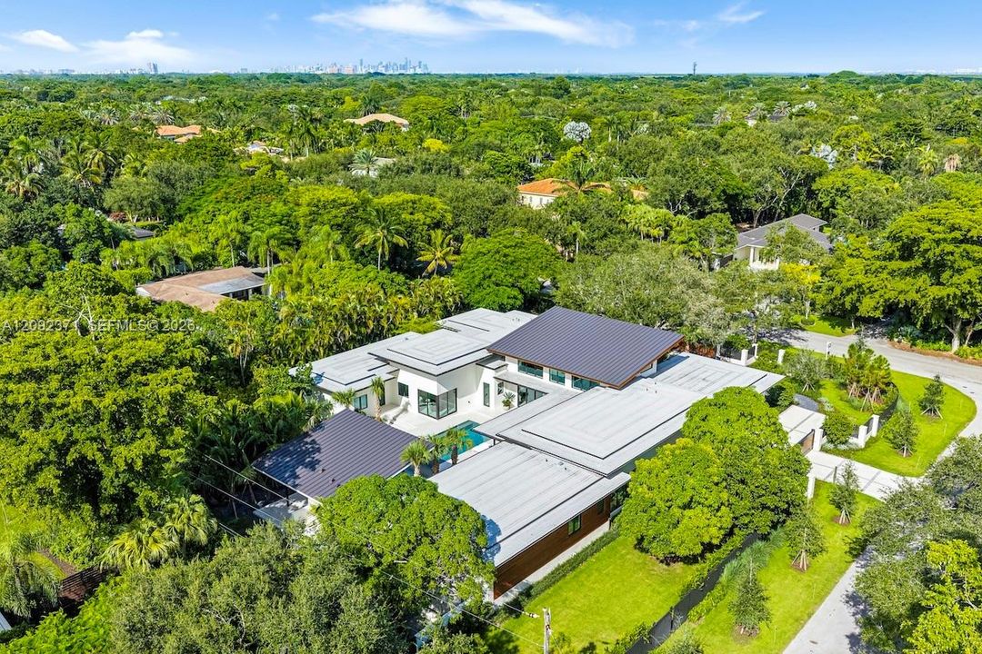For Sale: $8,995,000 (5 beds, 6 baths, 5887 Square Feet)