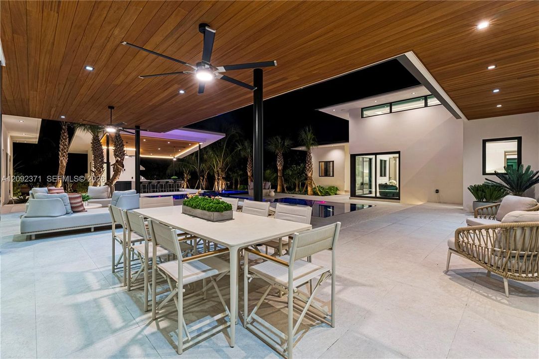 For Sale: $8,995,000 (5 beds, 6 baths, 5887 Square Feet)