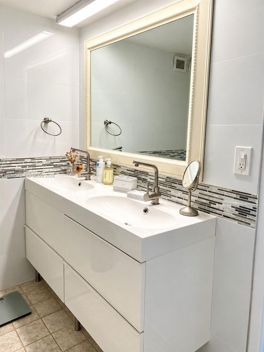 В аренду: $5,500 (1 спален, 2 ванн, 1050 Квадратных фут)