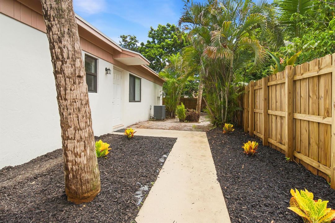 581-NW-47TH-AVE-33445-004