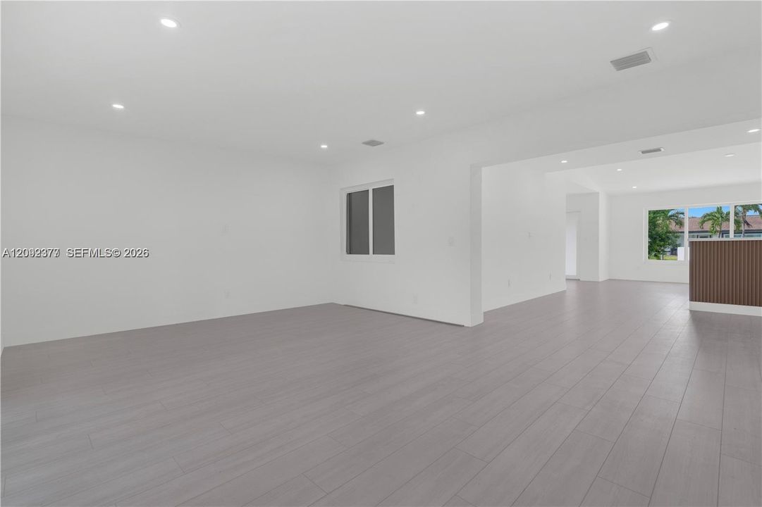 FAMALIY & OPEN CONCEPT FLOOR PLAN
